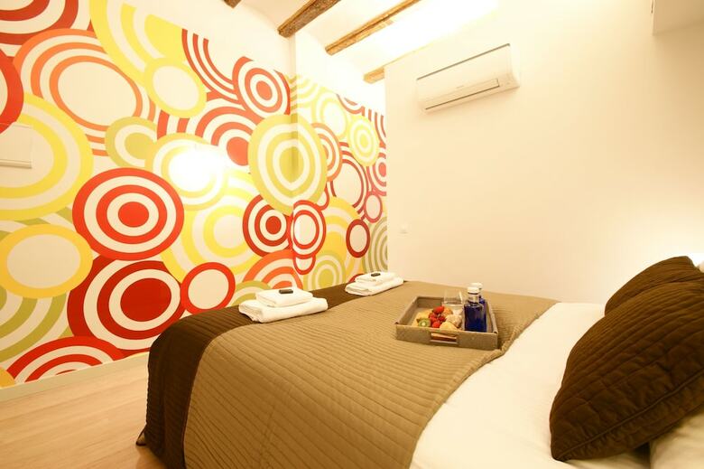 Short Stay Group Borne Pop Art Serviced Apartments