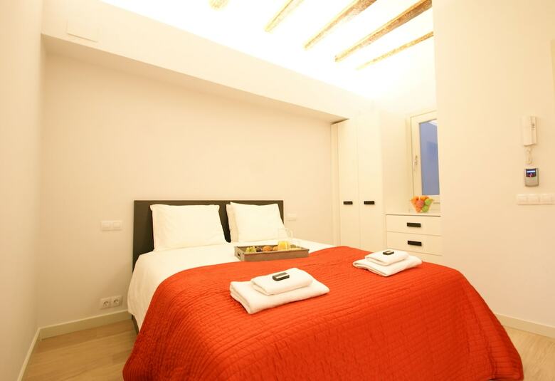 Short Stay Group Borne Pop Art Serviced Apartments