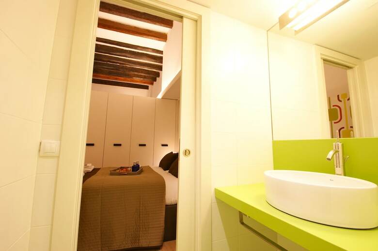 Short Stay Group Borne Pop Art Serviced Apartments