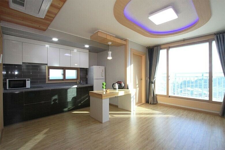 Nuri (Blue Road Town Pension