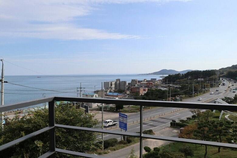 Jangmi (Blue Road Town Pension