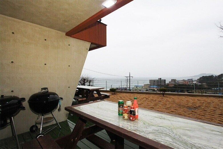 Jangmi (Blue Road Town Pension