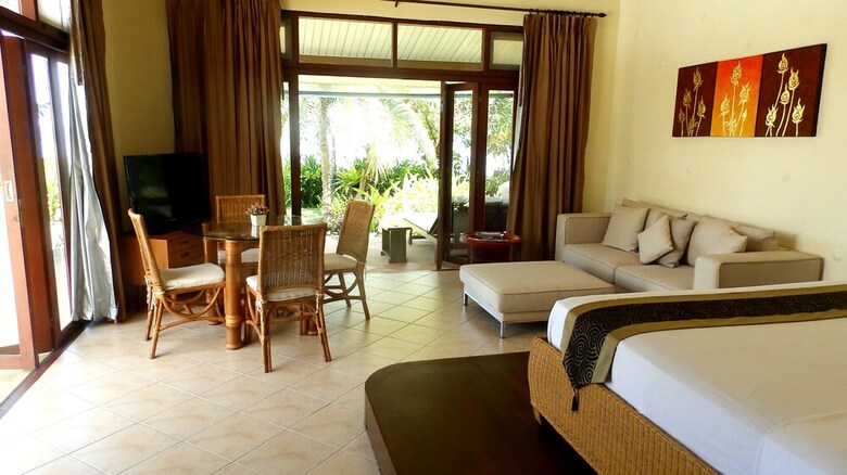4 Bedroom Beach Front Villa Sea Breeze