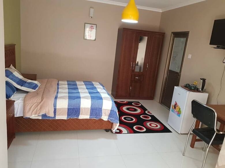 Hotel Ticheze Lodge And Car Hire