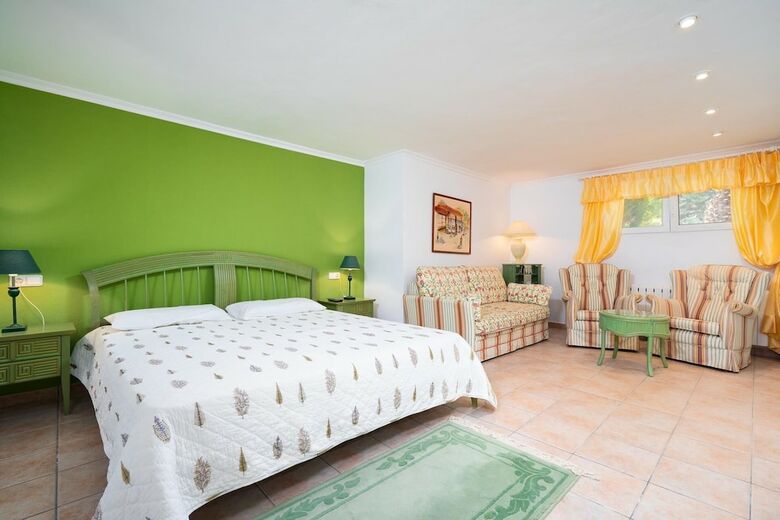 Marvelous 5-bed Villa With Panoramic Sea View