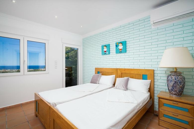 Marvelous 5-bed Villa With Panoramic Sea View