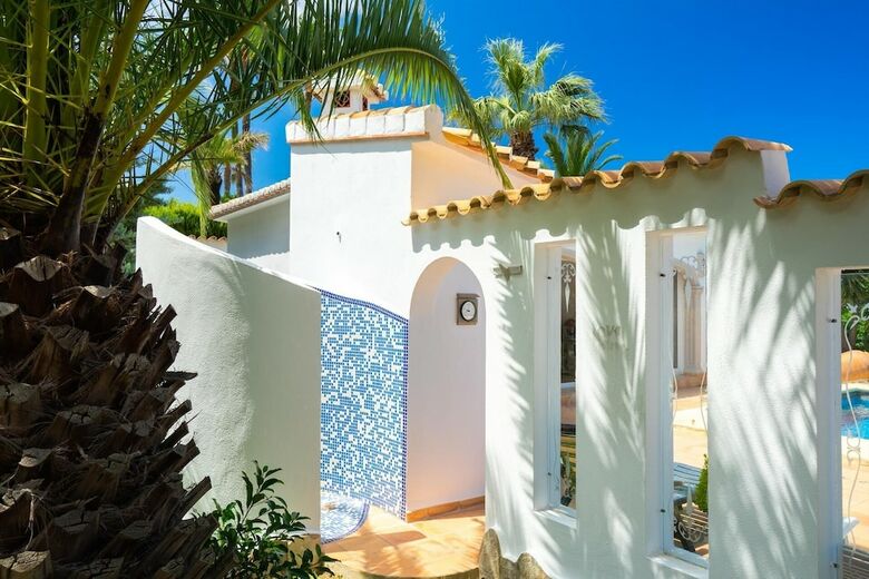 Marvelous 5-bed Villa With Panoramic Sea View