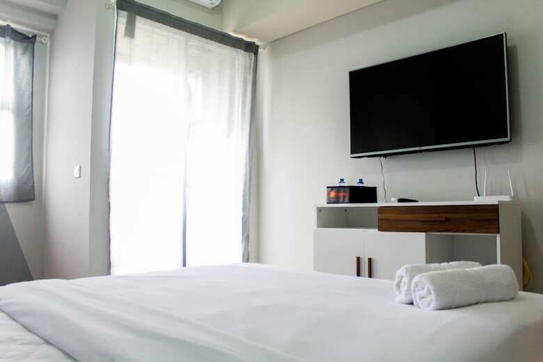 Minimalist And Posh Studio Parkland Avenue Apartment