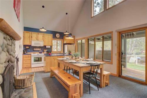 Circle 4 Cabin 2 By Village Properties At Sunriver