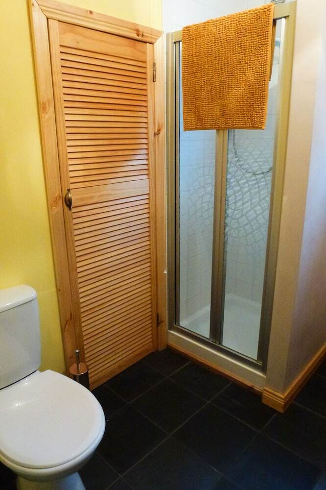 Charming 2-bed 2-bath Cottage In Rostrevor