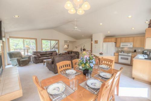 Warbler Lane 15 By Village Properties At Sunriver