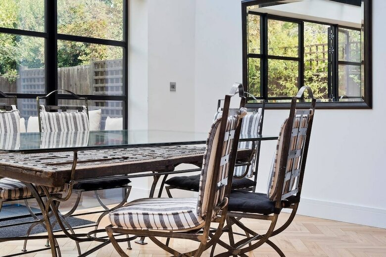 Bright & Spacious 5 Bed House In Charming Putney