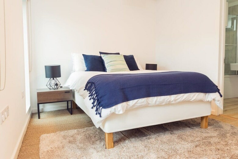 The Cliffside Chalet - Warm & Modern 3bdr Riverside Home