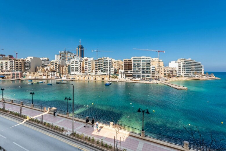 Getawaysmalta - Spinola Bay Seafront Apartment In St Julian's