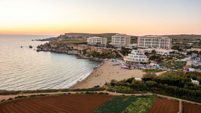 Getawaysmalta - Spinola Bay Seafront Apartment In St Julian's
