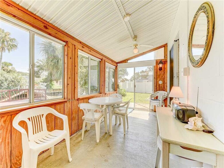 Mermaid Retreat, 2 Bedrooms, Canal Front, Sleeps 6