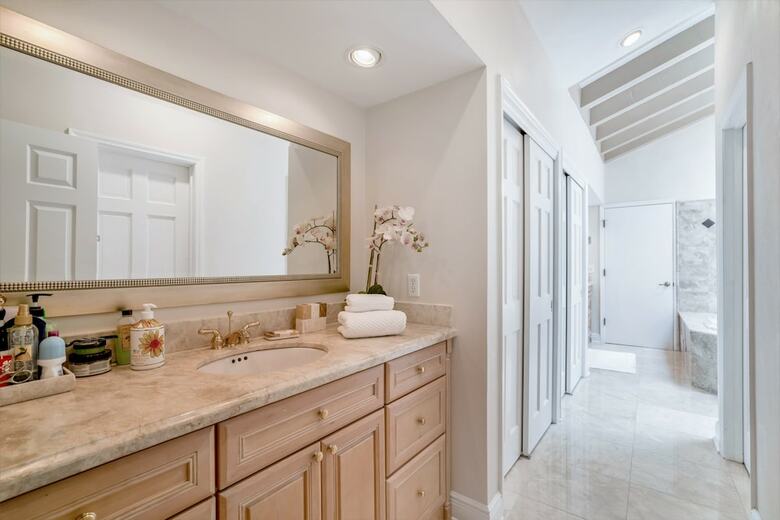Ultimate 6 Bedroom 5 Bathroom On Bay Hill
