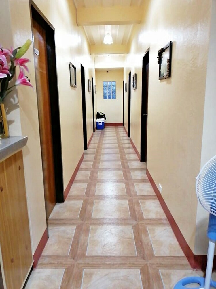 Hostal Yolly's Tourist Inn Hostel - Adults Only