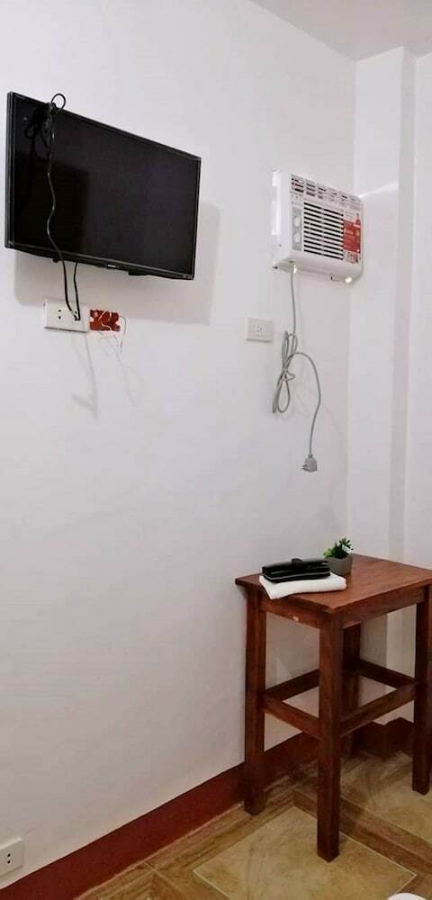 Hostal Yolly's Tourist Inn Hostel - Adults Only