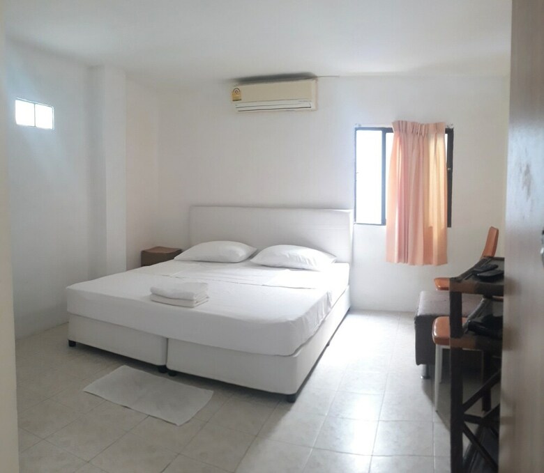 Hotel Oyo 885 You And Me House