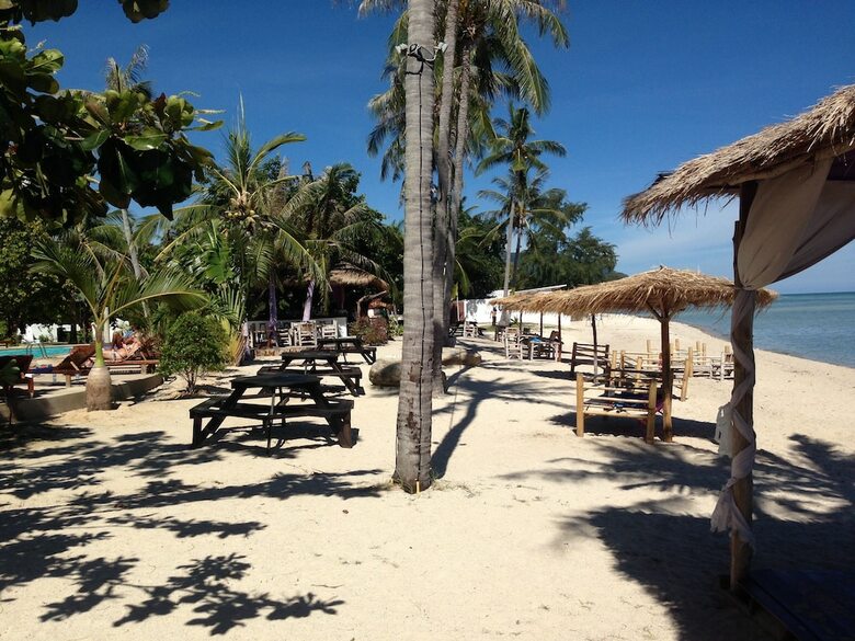 Hostal The Beach Village - Hostel