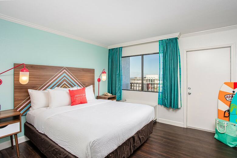 Beachside Hotel & Suites