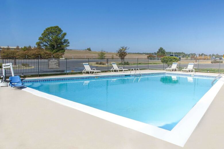 Motel Super 8 By Wyndham Monroe West
