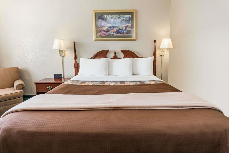 Hotel Knights Inn Peru