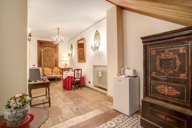 Navona Gallery & Garden Suites B&B