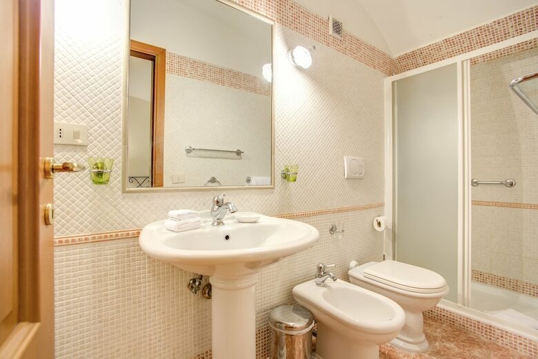Navona Gallery & Garden Suites B&B
