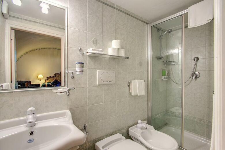 Navona Gallery & Garden Suites B&B