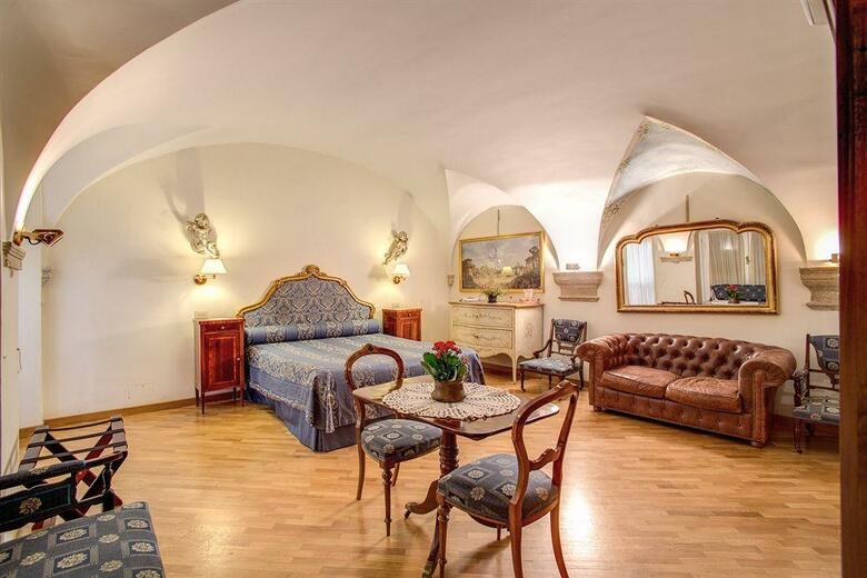 Navona Gallery & Garden Suites B&B