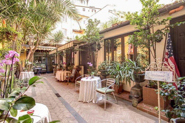 Navona Gallery & Garden Suites B&B