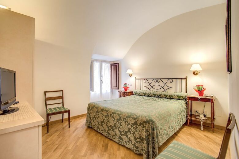 Navona Gallery & Garden Suites B&B