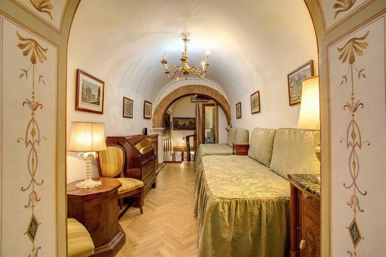 Navona Gallery & Garden Suites B&B