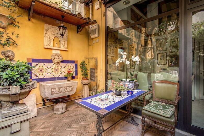 Navona Gallery & Garden Suites B&B