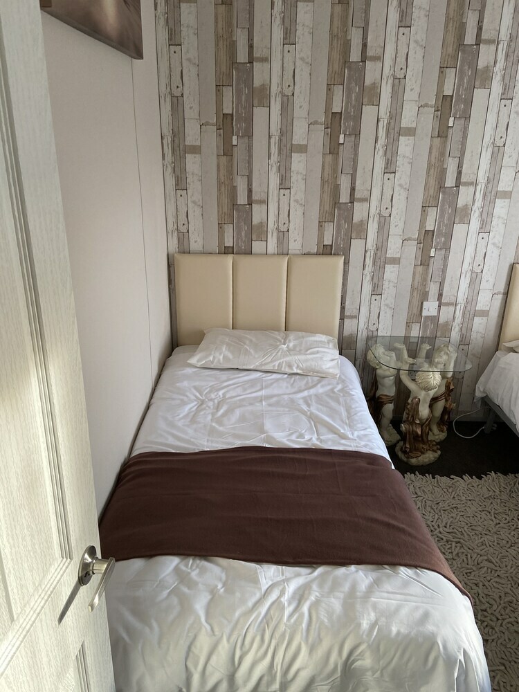 Villa Impeccable 2-bed Lodge In Whitley Bay