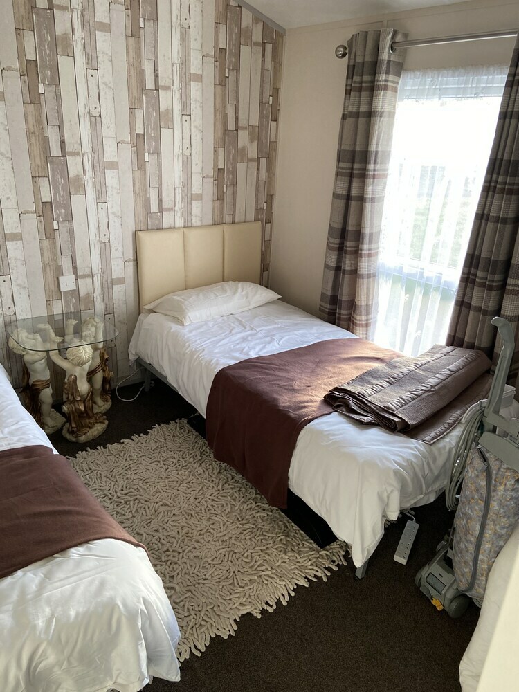 Villa Impeccable 2-bed Lodge In Whitley Bay