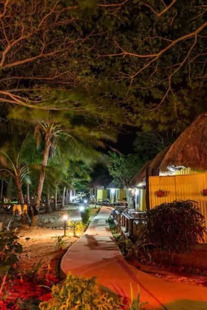 Hostal Funky Fish Beach & Surf Resort - Hostel
