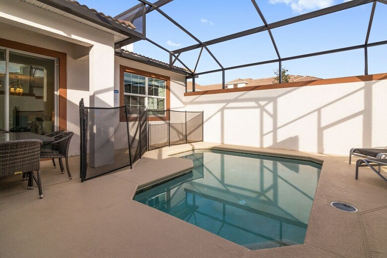 5-bed Th, Well Appointed & Sure To Please! 1551 Sd