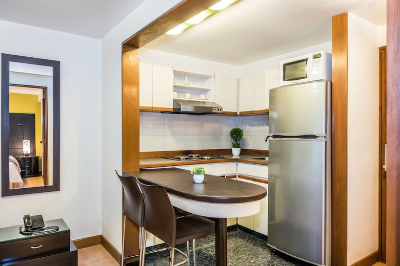Aparthotel Lloyd's Apartasuites Parque 93
