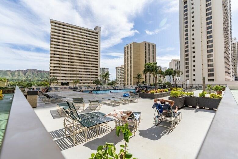 Waikiki Banyan W/ocean Views Free Parking