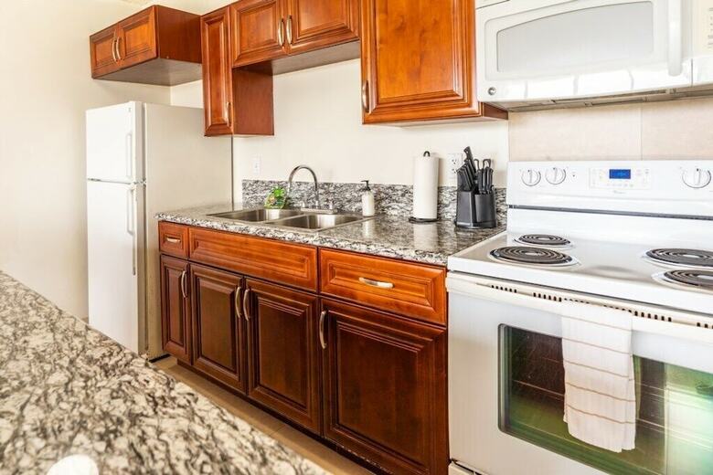 Waikiki Banyan W/ocean Views Free Parking