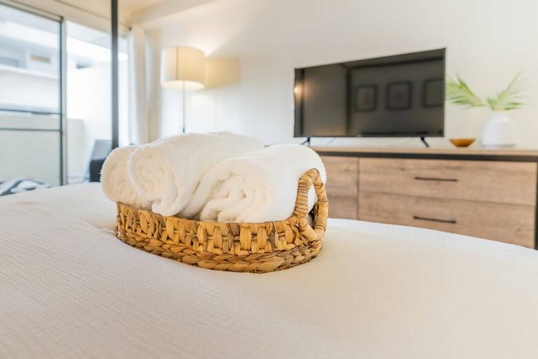 Newly Renovated Studio Two Blocks From The Beach