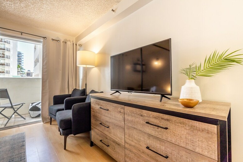 Newly Renovated Studio Two Blocks From The Beach