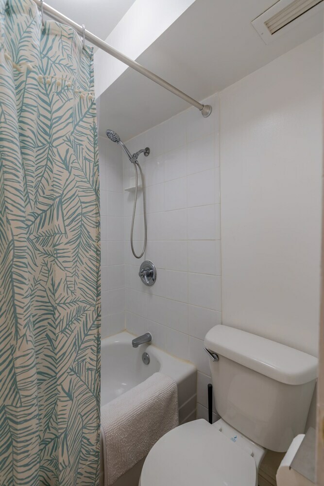 Newly Renovated Studio Two Blocks From The Beach