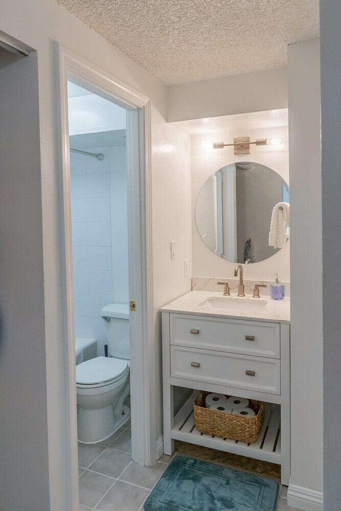 Newly Renovated Studio Two Blocks From The Beach