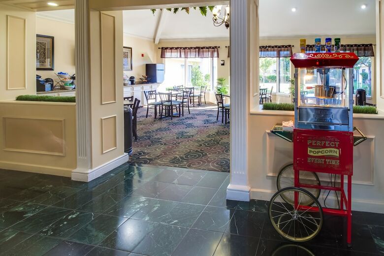 Hotel Ashmore Inn And Suites