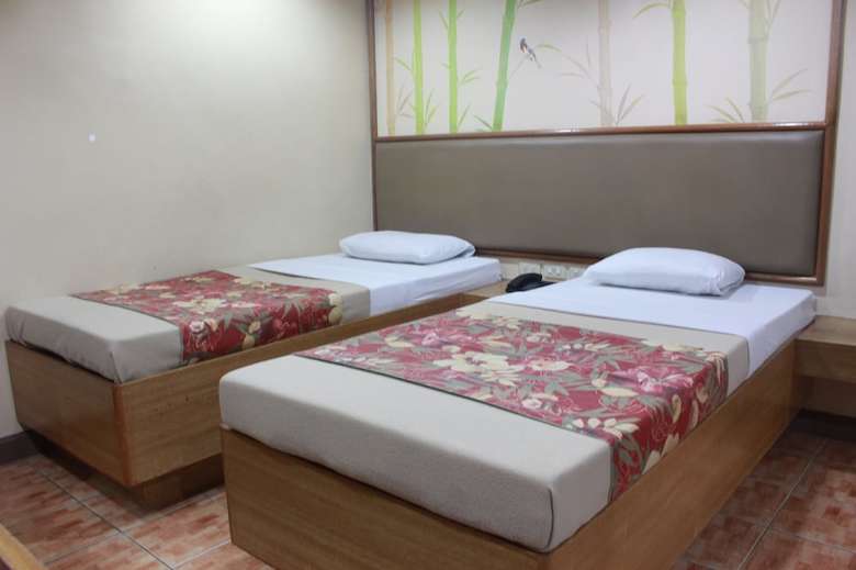 Pinoy Pamilya Hotel