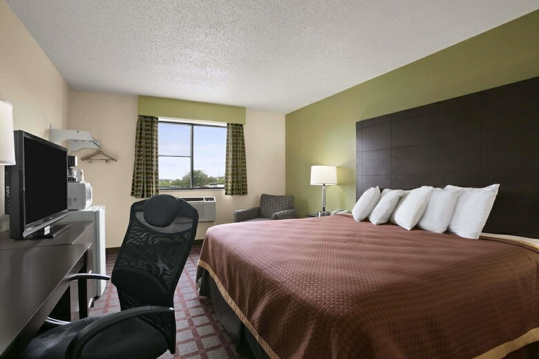Hotel Super 8 By Wyndham Saginaw